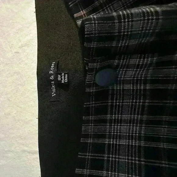 Size 18W Plaid pants / legging style with snap and zip closure. - Picture 3 of 10